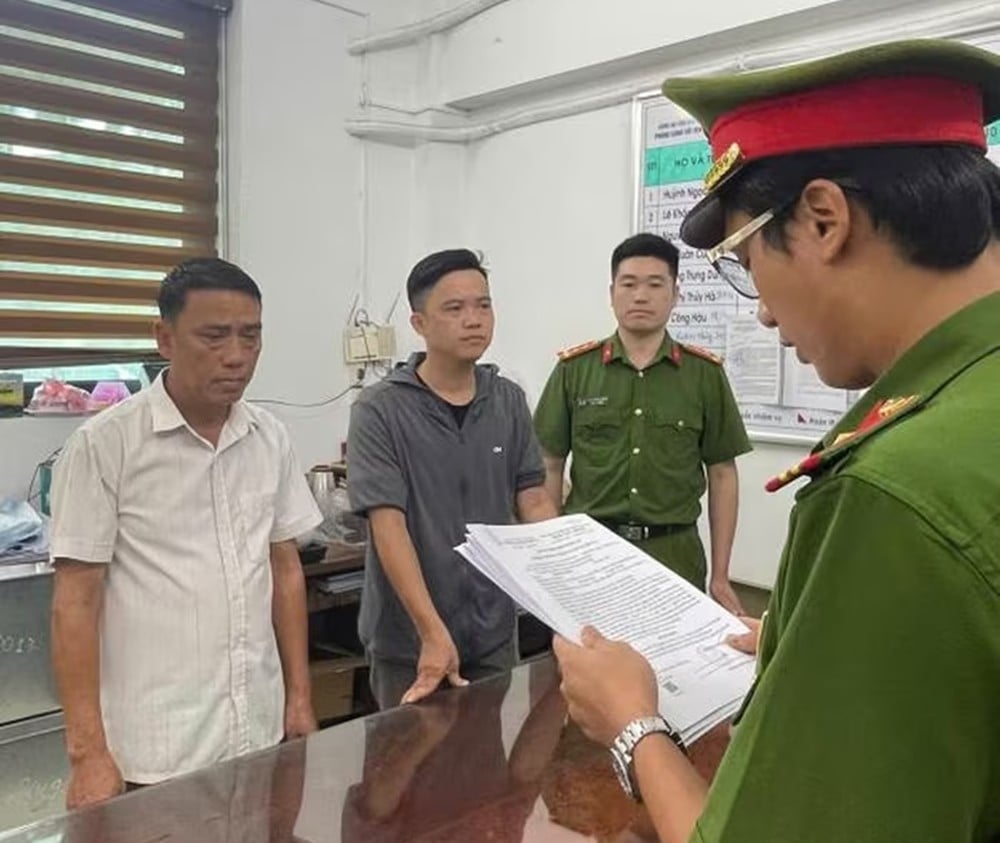 Bị can Nguyễn Văn Đây (57 tuổi) - Giám đốc công ty và Bùi Yên Khánh (38 tuổi) - Kế toán công ty (từ trái qua phải).