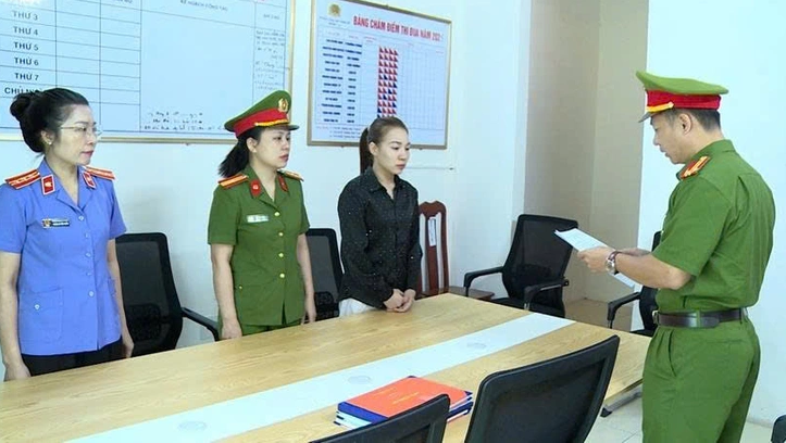 Cơ quan chức năng tống đạt quyết định khởi tố bị can đối với Nguyễn Thị Mai - Ảnh: Báo Tuổi Trẻ
