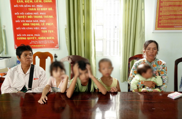 Các nạn nhân tại Công an xã Tiến Lợi - Ảnh: Báo Công an nhân dân
