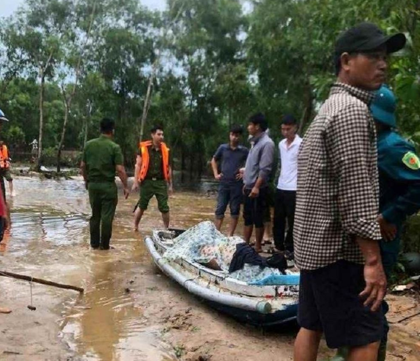 Lực lượng chức năng bàn giao thi thể 2 nạn nhân cho gia đình lo hậu sự - Ảnh: VietNamNet