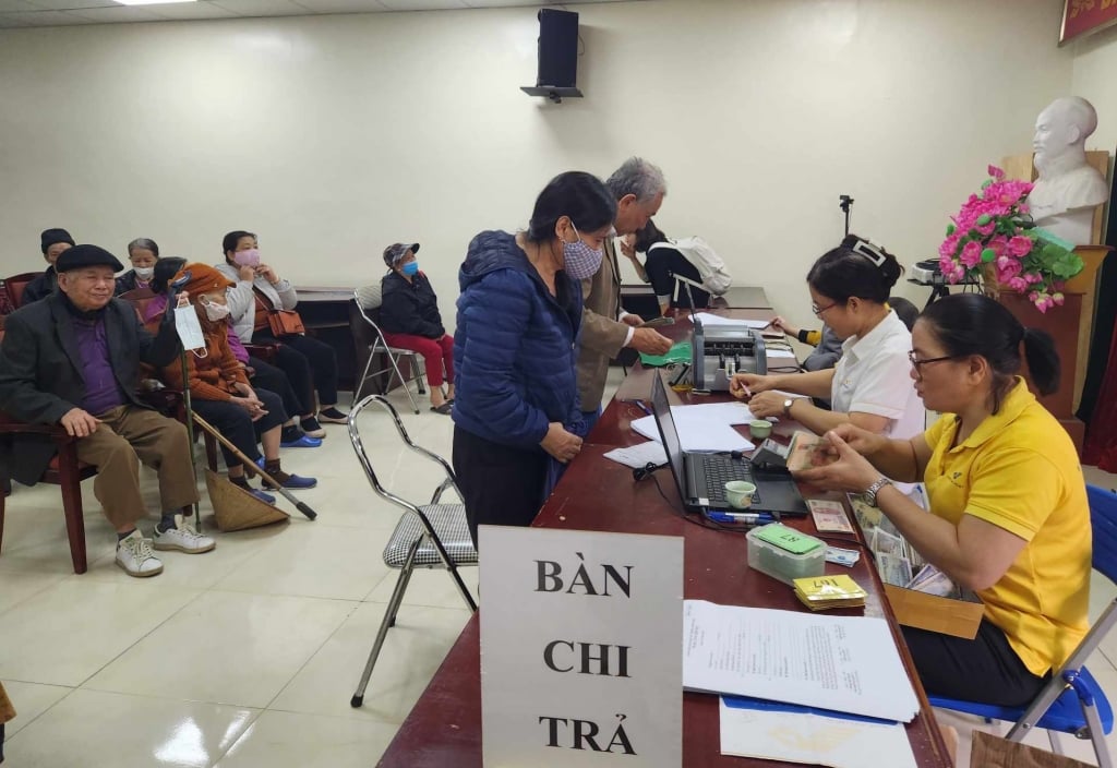 Chi trả lương hưu, trợ cấp xã hội cho người hưởng. Ảnh: Thu Hiền