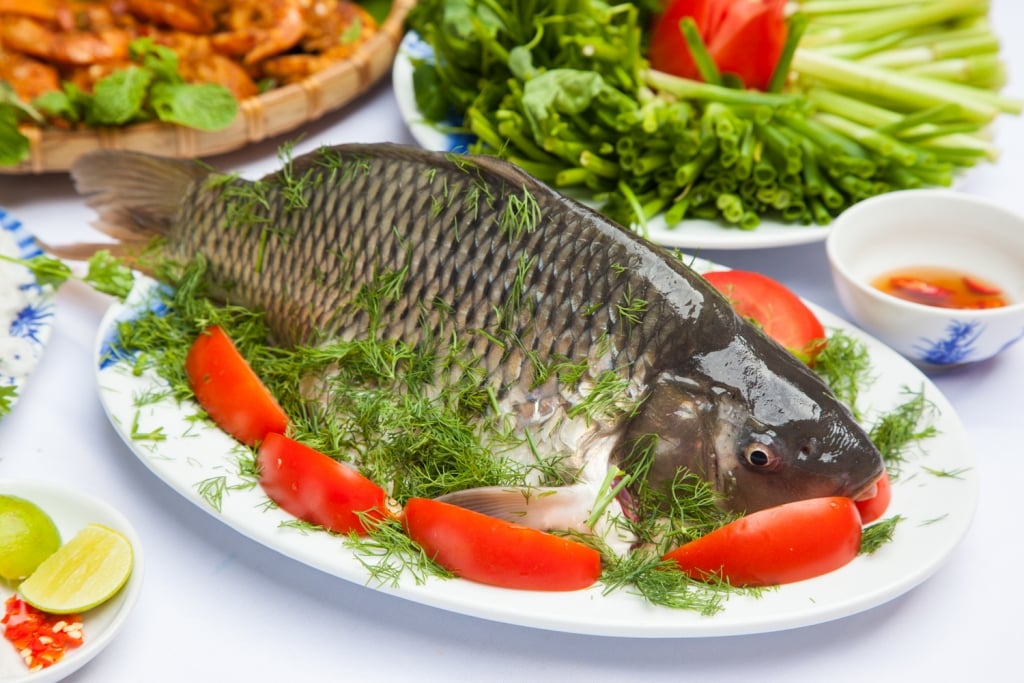 Món cháo cá chép là bài thuốc dân gian phổ biến được khuyên dùng cho phụ nữ mang thai để hỗ trợ sức khỏe trong thai kỳ.