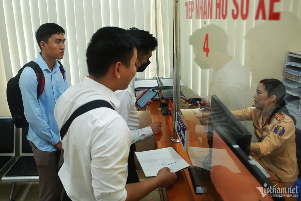 Người dân thắc mắc quy trình thu hồi biển số, sang tên đổi chủ...