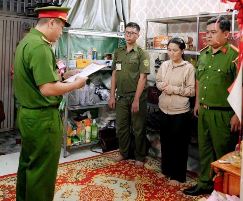 Cơ quan CSĐT đọc lệnh khởi tố bị can, bắt tạm giam đối với bà Trần Thị Lệ Thu.
