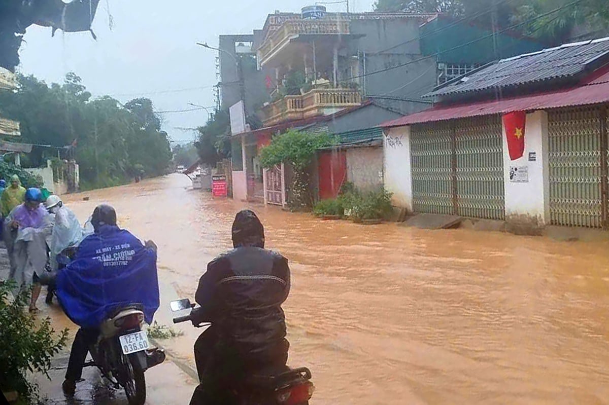 Người dân phải di chuyển xe lên chỗ cao để chờ nước rút mới đi tiếp. Ảnh: D.Q