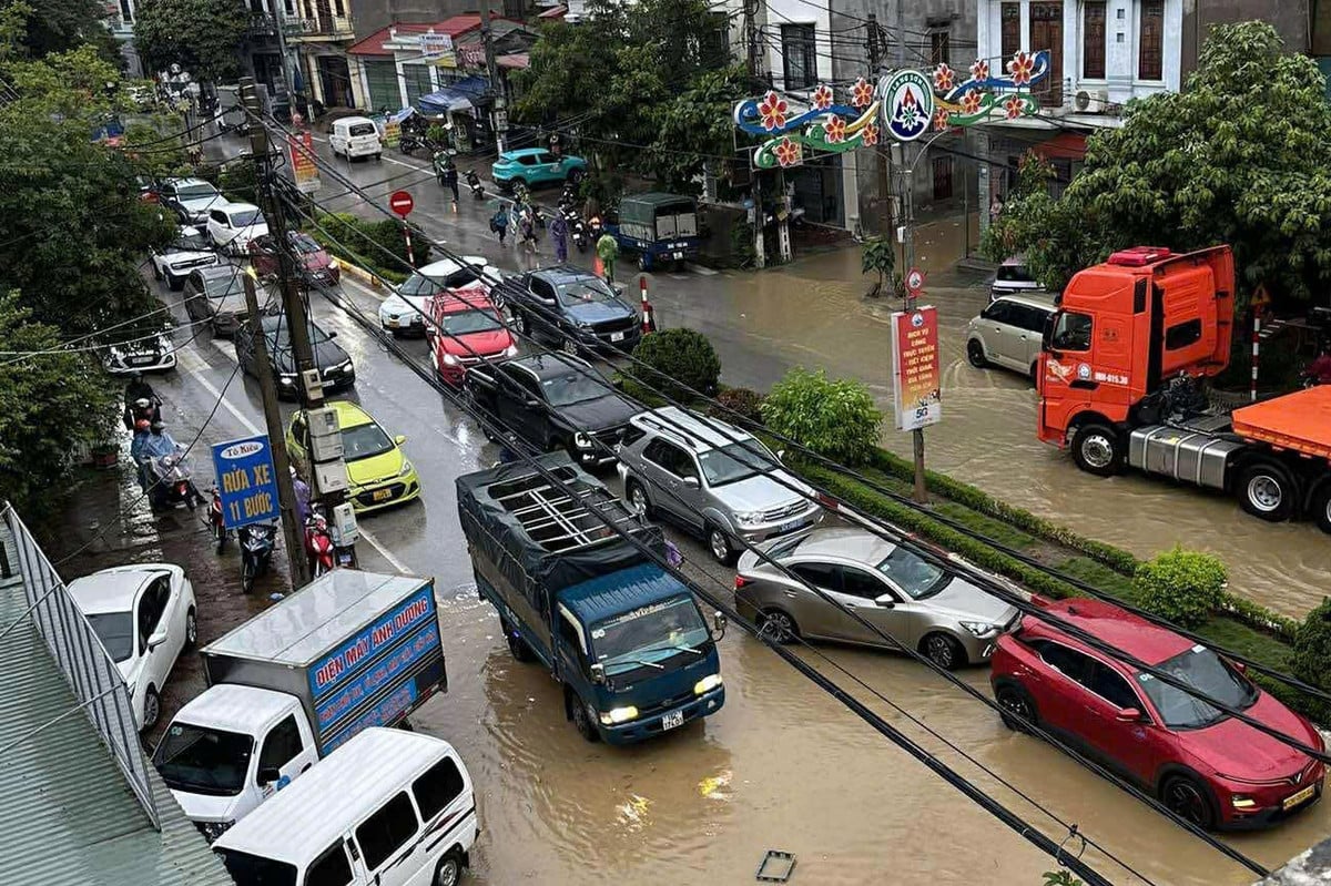 Nhiều ô tô phải dừng tại đầu các điểm ngập để tránh thiệt hại. Ảnh: D.Q