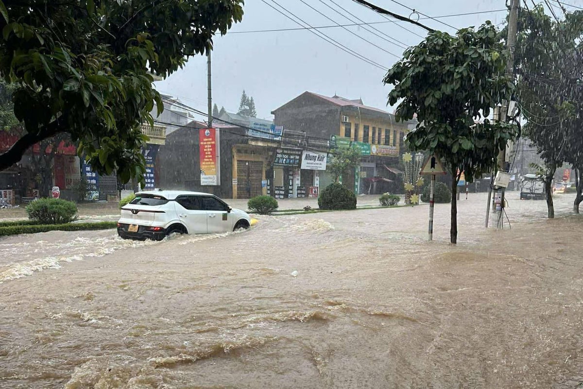 Nước ngập gần hết bánh xe ô tô sau trận mưa lớn. Ảnh: D.Q