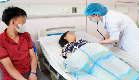 Bệnh nhi đang được điều trị tốt nhất và hỗ trợ toàn bộ chi phí điều trị - Ảnh: Tuổi Trẻ Online