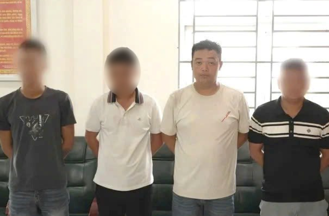 Tài xế taxi (áo trắng) cùng những người liên quan tại cơ quan Công an - Ảnh: Báo Lao Động
