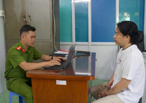 Công an lấy lời khai đối với Nguyễn Bảo Hoàng - Ảnh: VietNamNet