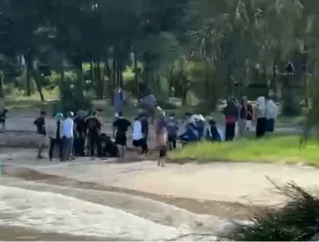 3 anh em đuối nước khi tắm biển được cứu sống - Ảnh: Báo Lao Động