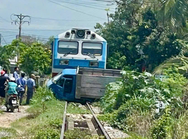 Hiện trường vụ va chạm giữa tàu hỏa và xe tải - Ảnh: Báo Người Lao Động