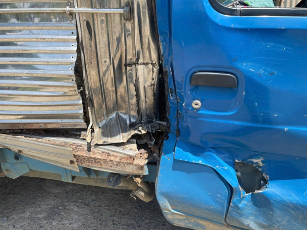 Xe tải chỉ bị móp méo sau cú va chạm - Ảnh: Báo Công an nhân dân