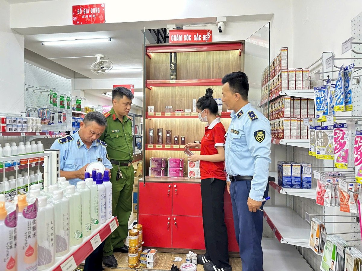 Lực lượng chức năng kiểm tra tại các cửa hàng.