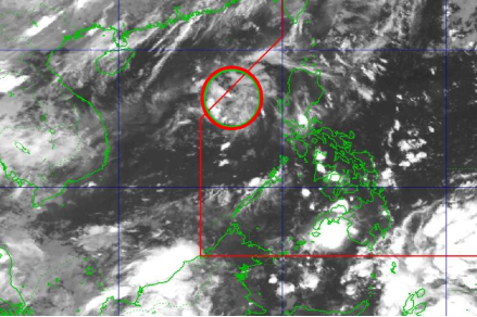 Cập nhật vị trí của áp thấp trước khi suy yếu và tan dần trên Biển Đông - Ảnh: PAGASA/Báo Lao Động