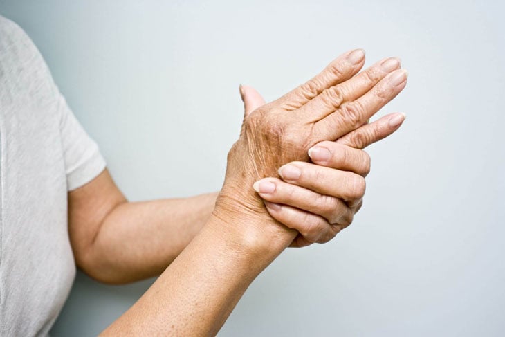Run tay là triệu chứng do hoạt động co cơ theo nhịp không có chủ định.