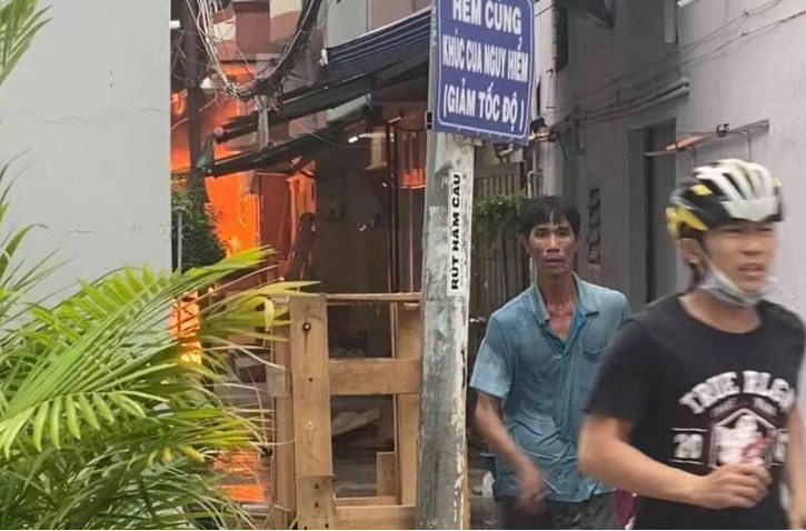 Ngọn lửa đỏ rực bao trùm căn nhà - Ảnh: Báo Tuổi Trẻ