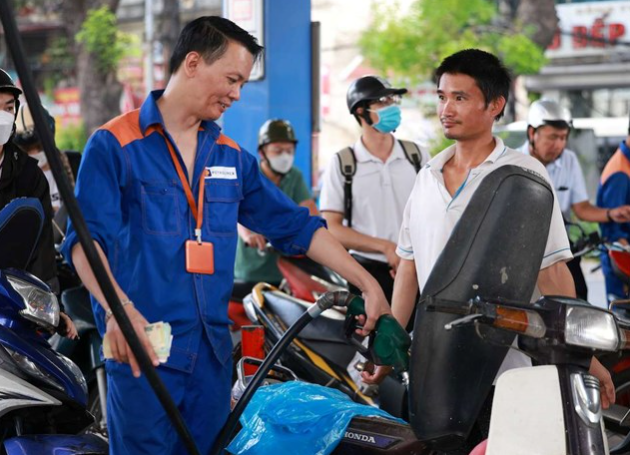 Giá xăng dầu đồng loạt tăng từ 15h hôm nay - Ảnh: Báo Lao Động