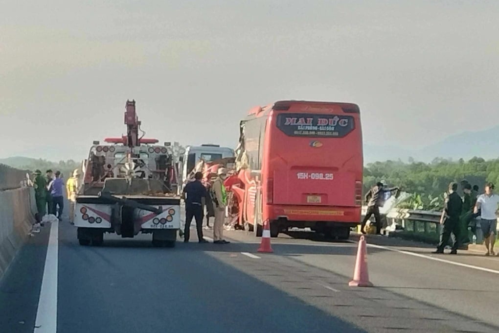 Lực lượng chức năng đã phân luồng điều tiết giao thông. Ảnh: Báo Dân Trí.