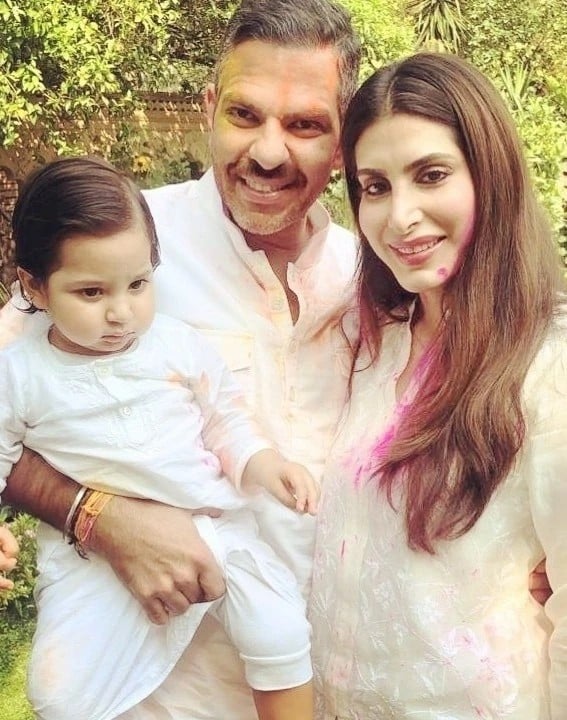 Sunjay Kapur cùng Priya Sachdev và con trai. Ảnh: IG.