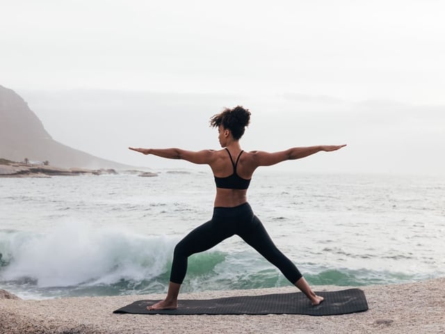 Tư thế chiến binh II trong yoga giúp kích hoạt sức mạnh bên trong, mở rộng lồng ngực và cải thiện lưu thông khí huyết.