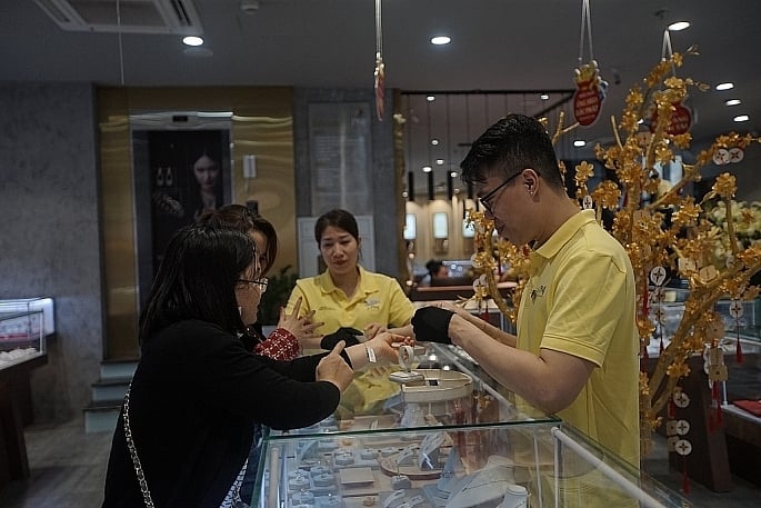 Khách hàng đang giao dịch vàng tại một cửa hàng trên địa bàn Hà Nội. Ảnh: Khánh Huy
