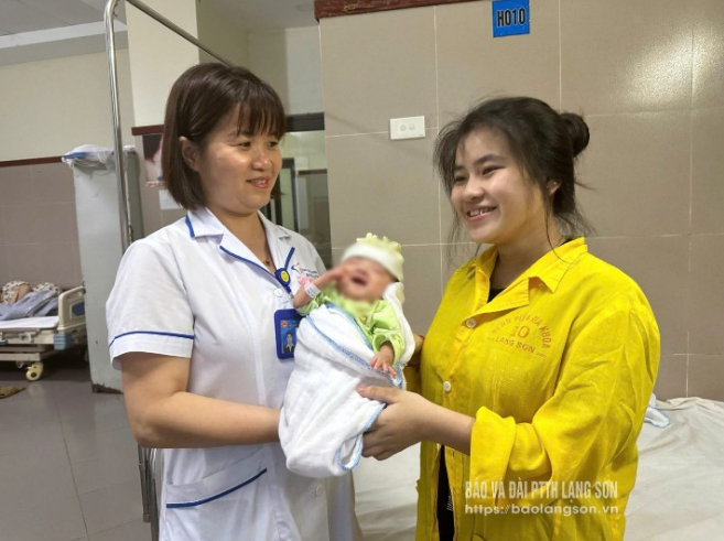 Sau 94 ngày điều trị, bé T.A nặng 2,3 kg và được xuất viện - Ảnh: Báo Lạng Sơn