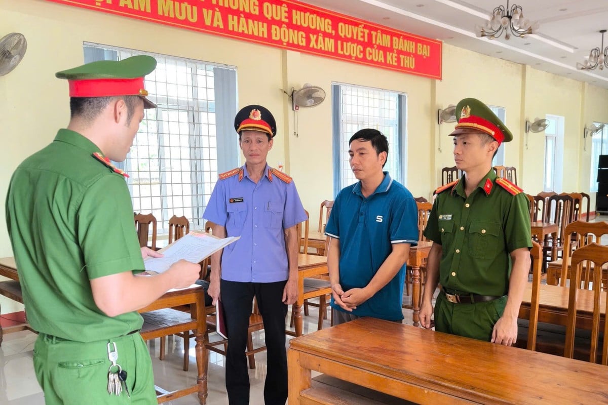 Cơ quan Công an đọc lệnh khởi tố Trần Văn Năm.