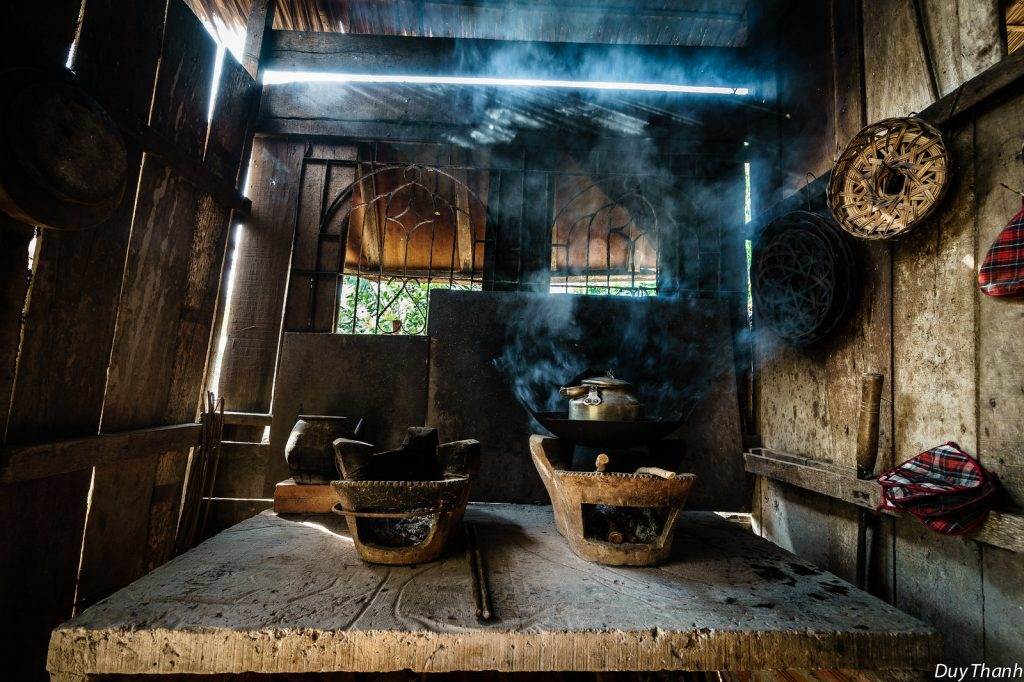 Sáng bữa đó chái bếp vắng mồi lửa, và buổi chiều hôm tiếng bìm bịp kêu quen không còn vọng từ sau cánh cửa khép hờ. Ảnh minh họa của Duy Thanh