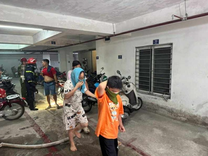 Lực lượng Cảnh sát PCCC và CNCH kịp thời hướng dẫn các nạn nhân mắc kẹt đến nơi an toàn - Ảnh: Báo Tiền Phong