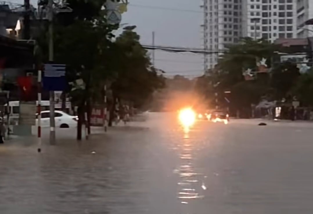 Lượng mưa chỉ dao động 50mm - 100mm là khiến nhiều cung đường biến thành sông. Ảnh: Báo Lao Động.
