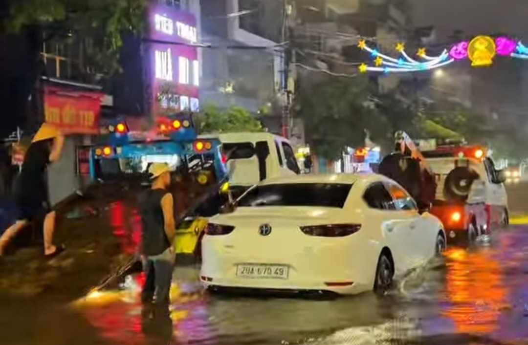 Nhiều phương tiện chết máy do ngập sâu. Ảnh: Báo Lao Động.