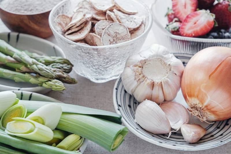 Các thực phẩm giàu prebiotic như tỏi, măng tây, chuối xanh... giúp tạo điều kiện thuận lợi cho các lợi khuẩn phát triển bền vững trong môi trường ruột.