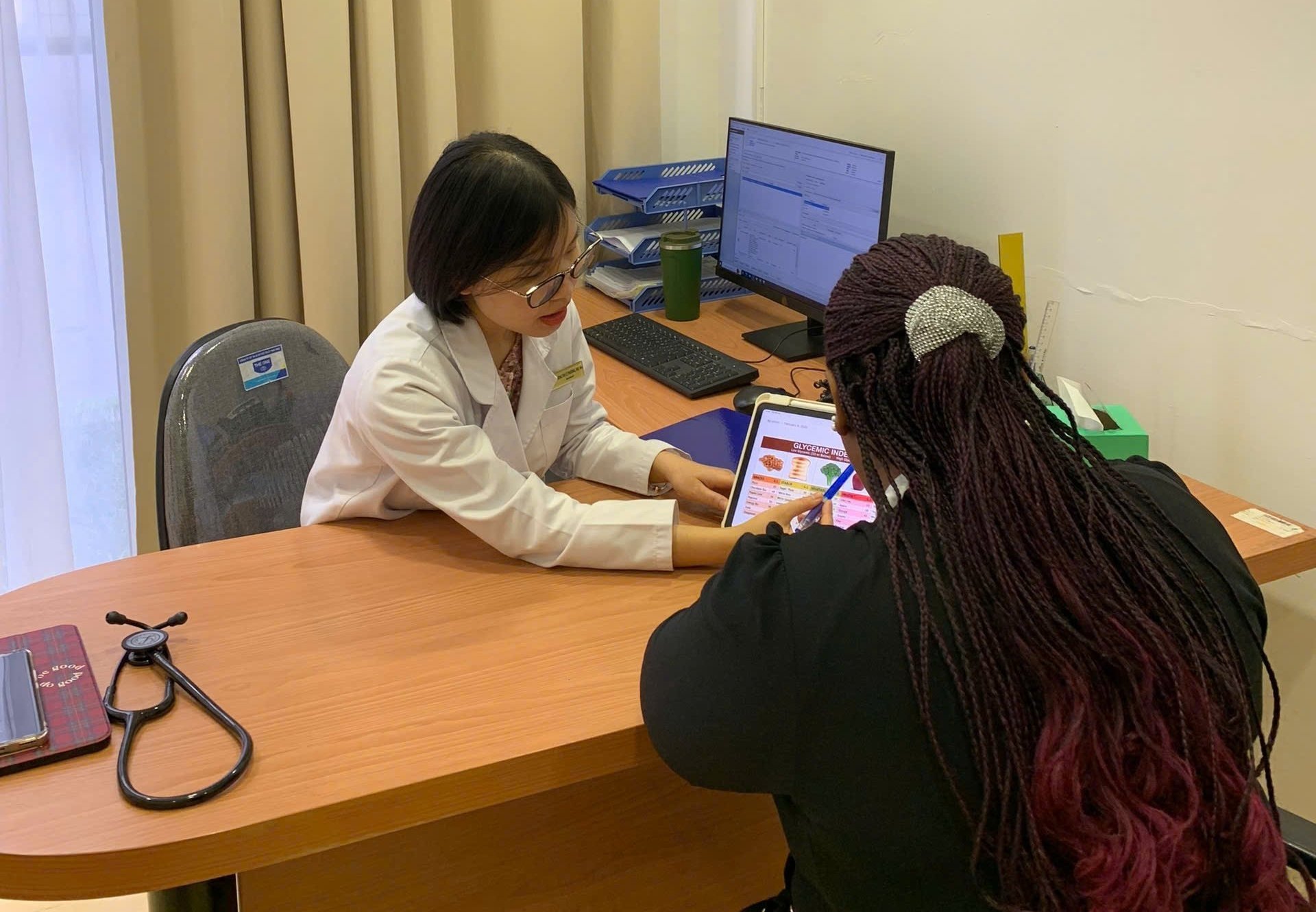 Thạc sĩ, Bác sĩ nội trú Phùng Thị Lê Phương tư vấn dinh dưỡng cho khách hàng
