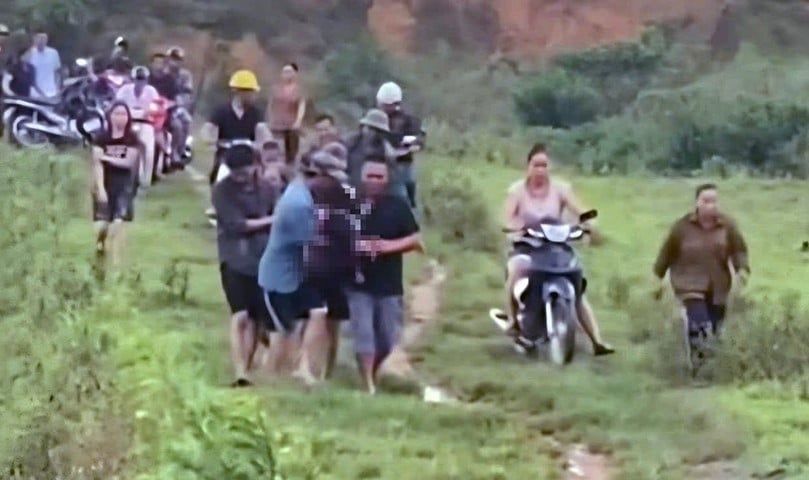 Lực lượng chức năng cùng người dân đưa thi thể nạn nhân về nhà.