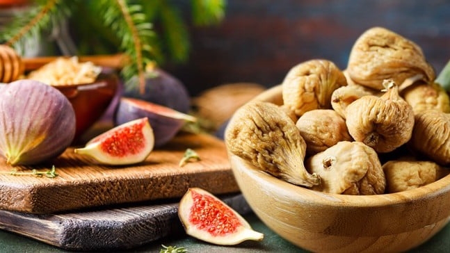 Quả sung khô là một trong những loại trái cây giàu canxi nhất. Trung bình 100g sung khô chứa khoảng 160mg canxi, cao hơn cả một ly sữa bò tươi.