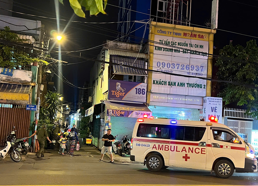 Gần 22h tối, thi thể nam thanh niên được đưa ra khỏi hiện trường - Ảnh: VietNamNet