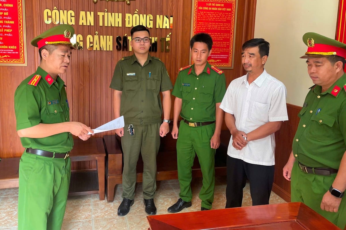 Công an đọc lệnh bắt bị can để tạm giam. Ảnh: M.T