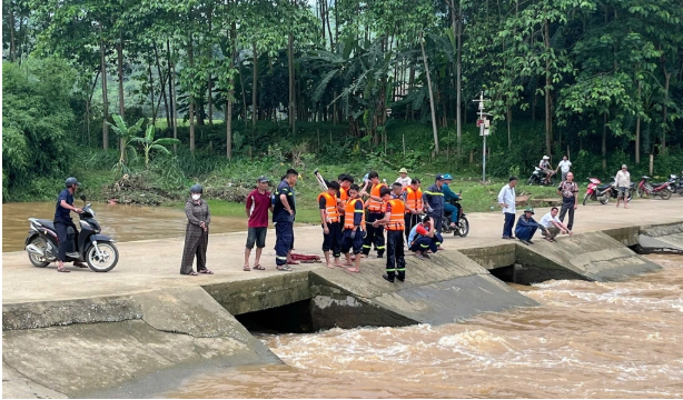 Lực lượng chức năng huyện Thanh Sơn, Phú Thọ đang tìm kiếm nam thanh niên mất tích khi điều khiển xe máy qua ngầm tràn - Ảnh: Báo Dân trí
