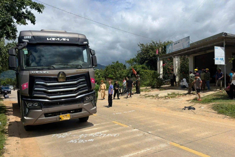Bốn cháu nhỏ thương vong sau va chạm với xe đầu kéo - Ảnh: Báo Dân trí