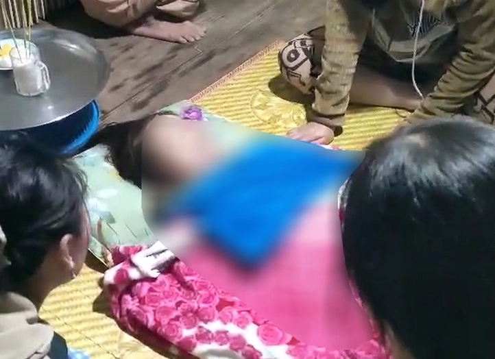 Thi thể bà C. và ông H. được gia đình làm các thủ tục mai táng tại địa phương - Ảnh: Báo Thanh Niên