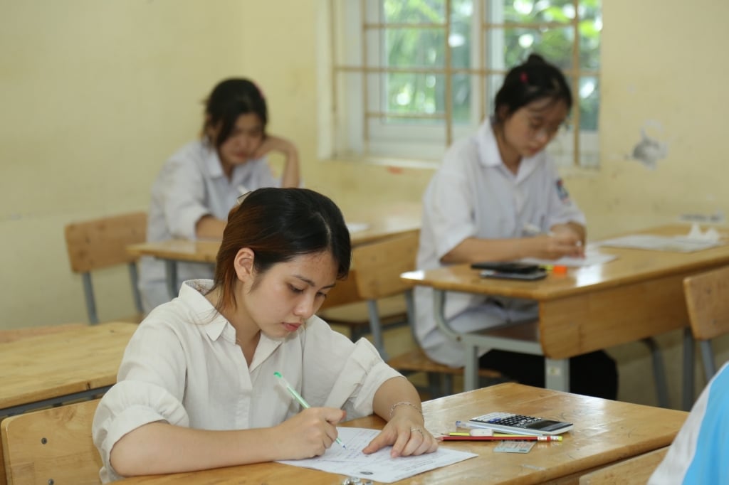 Thí sinh cần chuẩn bị đầy đủ dụng cụ như bút viết, thước kẻ, ê ke, máy tính cầm tay đúng quy định. Ảnh: T.Đ