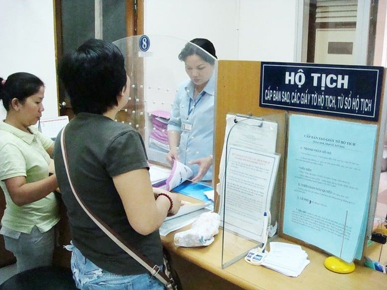 Người yêu cầu đăng ký hộ tịch có thể nộp bản sao được chứng thực từ bản chính hoặc bản sao được cấp từ sổ gốc