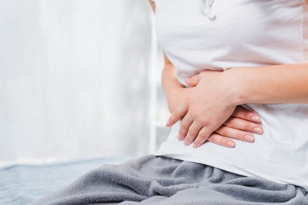 Triệu chứng đặc trưng của viêm ruột thừa là cơn đau bắt đầu xung quanh rốn hoặc trên rốn.
