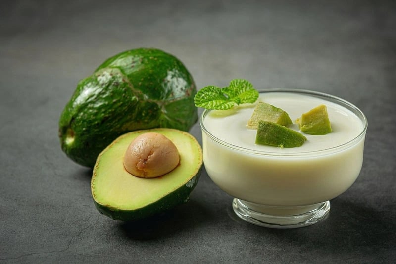 Nên ăn bơ nguyên chất hoặc kết hợp với sữa chua không đường, nước cốt chanh hoặc muối nhạt.