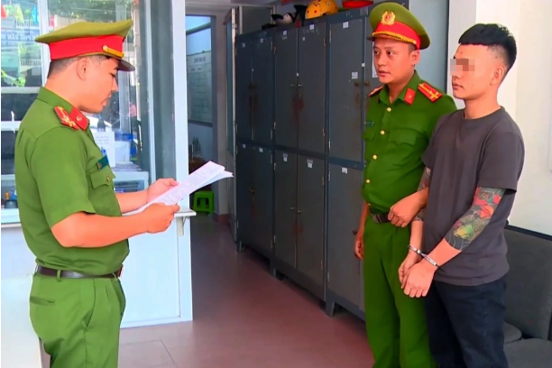  V.Q.V. tại cơ quan công an - Ảnh: Báo Dân trí