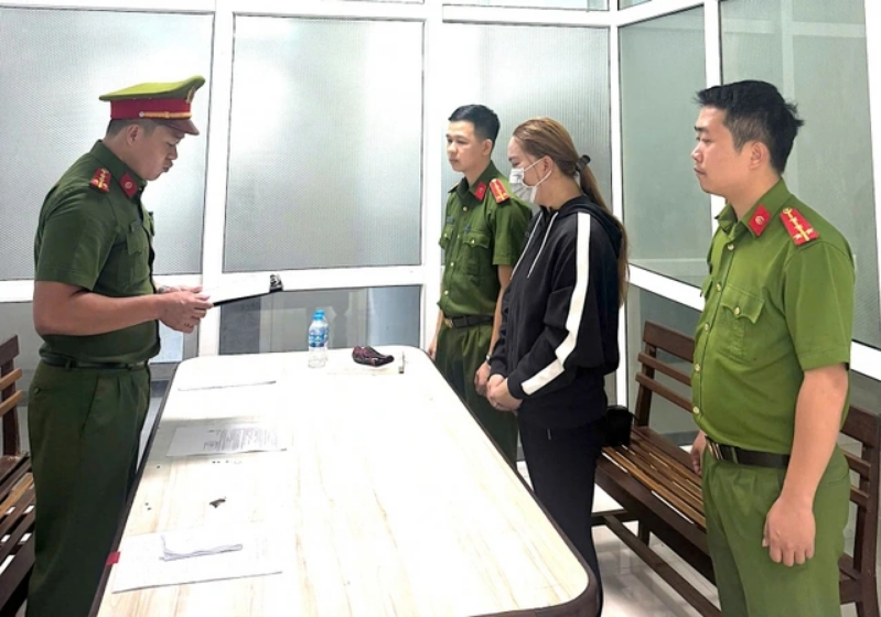 Cơ quan điều tra tống đạt quyết định khởi tố bị can đối với Nguyễn Thị Mỹ Hạnh - Ảnh: Báo Thanh Niên