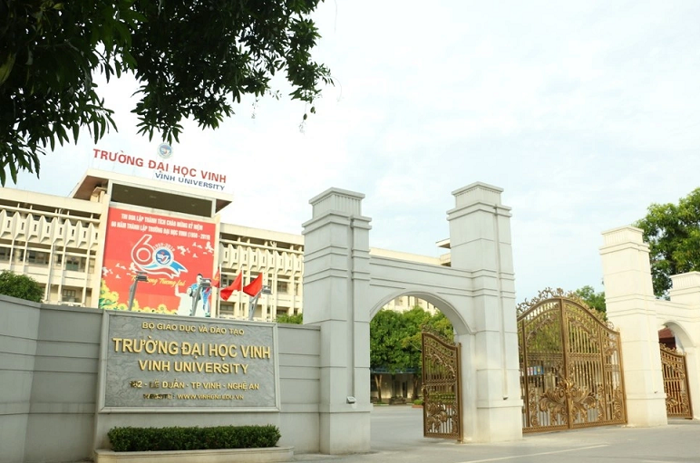 Kỷ luật cảnh cáo 2 cán bộ Trường Đại học Vinh bị nữ sinh tố 'gạ gẫm'.