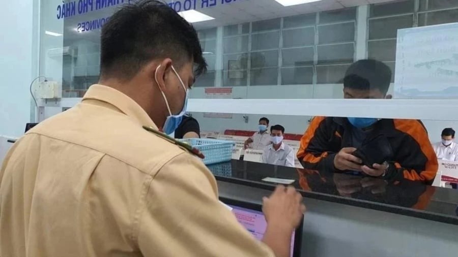 6 trường hợp bắt buộc phải đổi đăng ký xe, biển số xe năm 2025: Người dân chú ý kẻo bị phạt