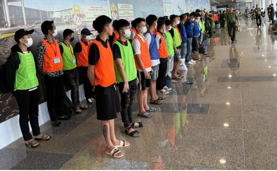 Các đối tượng liên quan tại cơ quan công an - Ảnh: Báo Người Lao Động